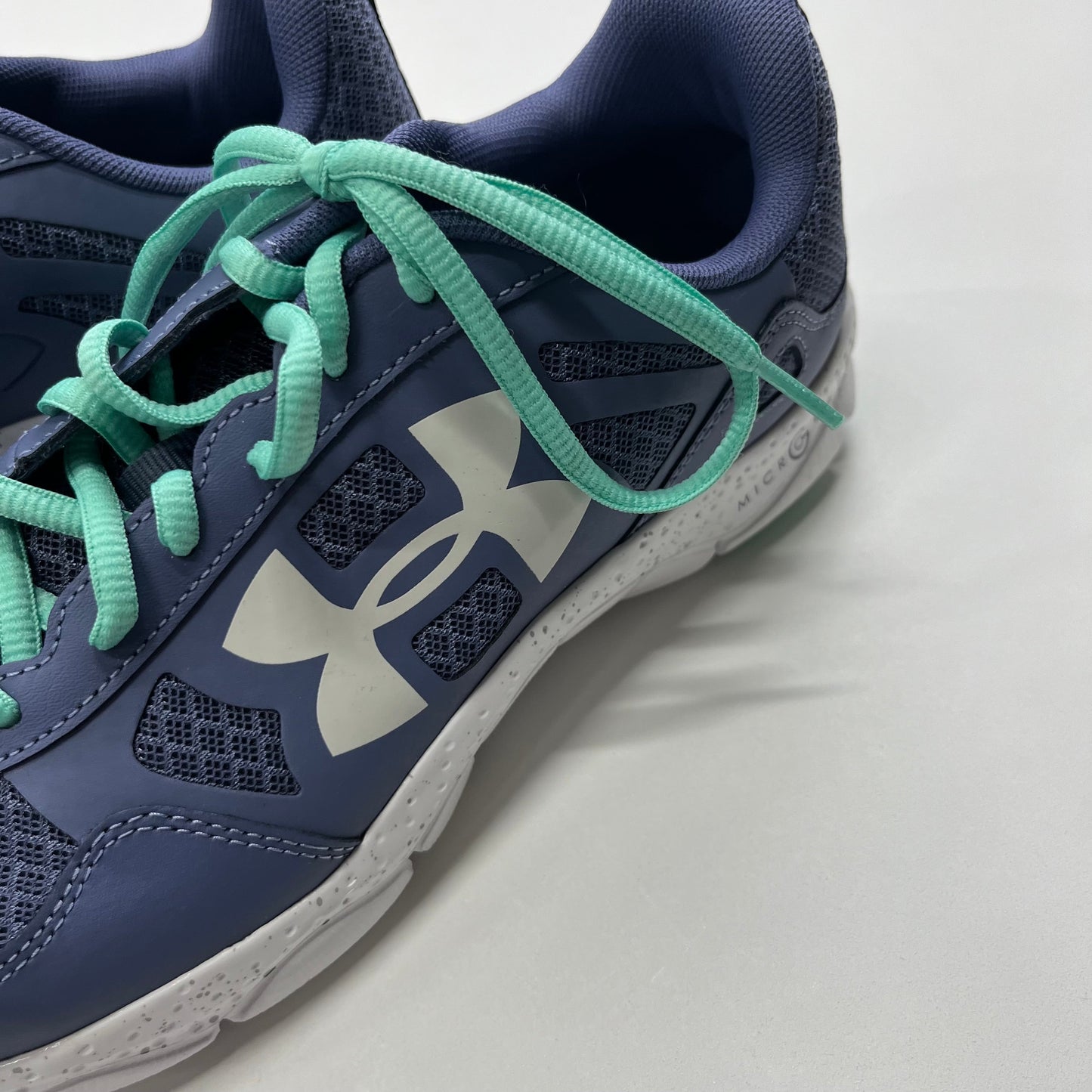 Shoes Athletic By Under Armour Size: 9.5