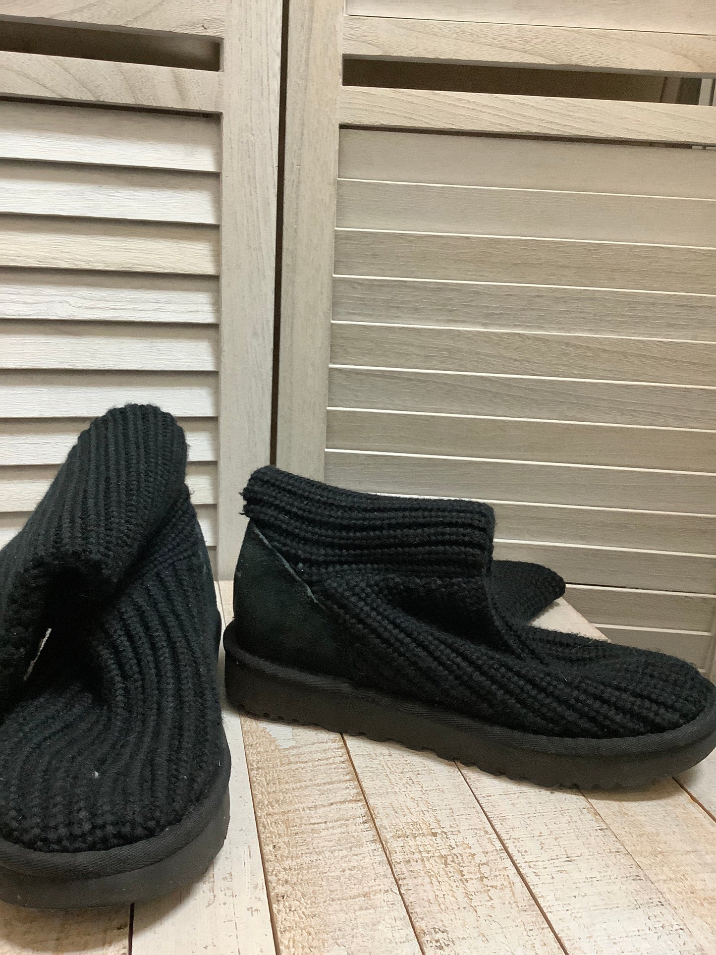 Boots Ankle Flats By Ugg Size: 6