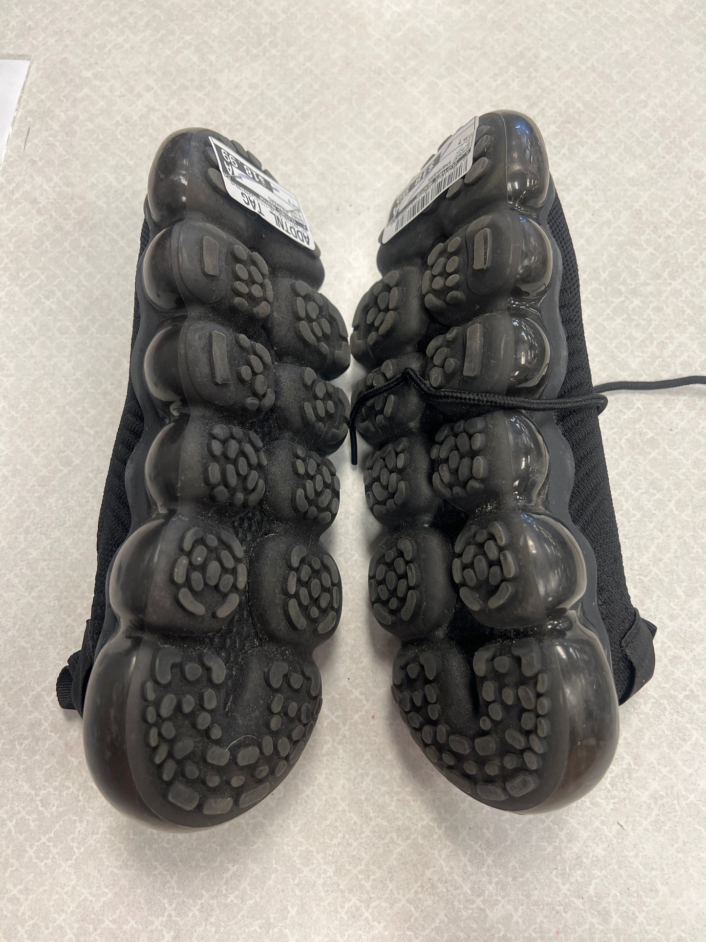Shoes Sneakers By Clothes Mentor Size: 7