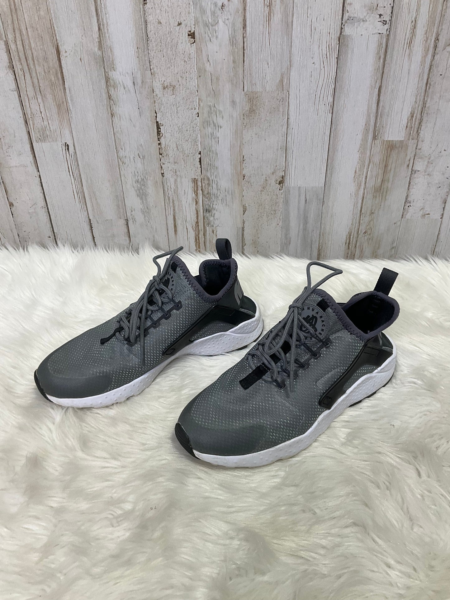 Shoes Athletic By Nike Size: 7.5