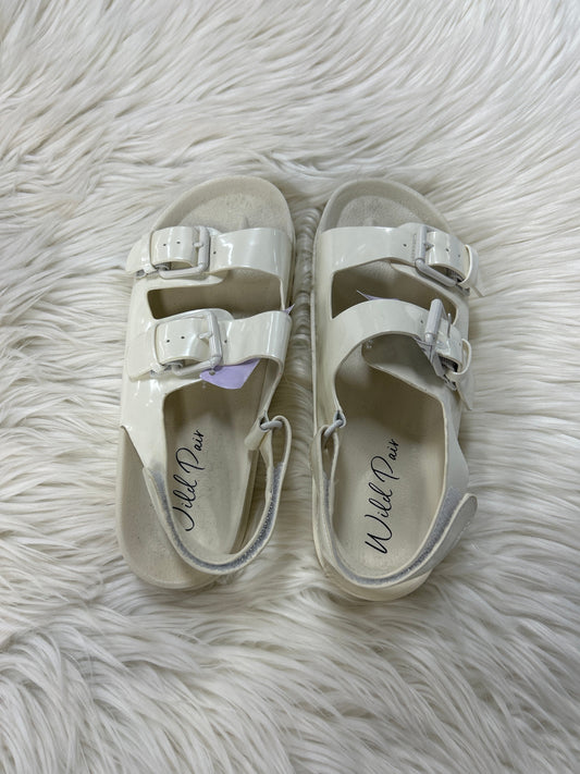 Sandals Flats By Clothes Mentor In Cream, Size:6.5