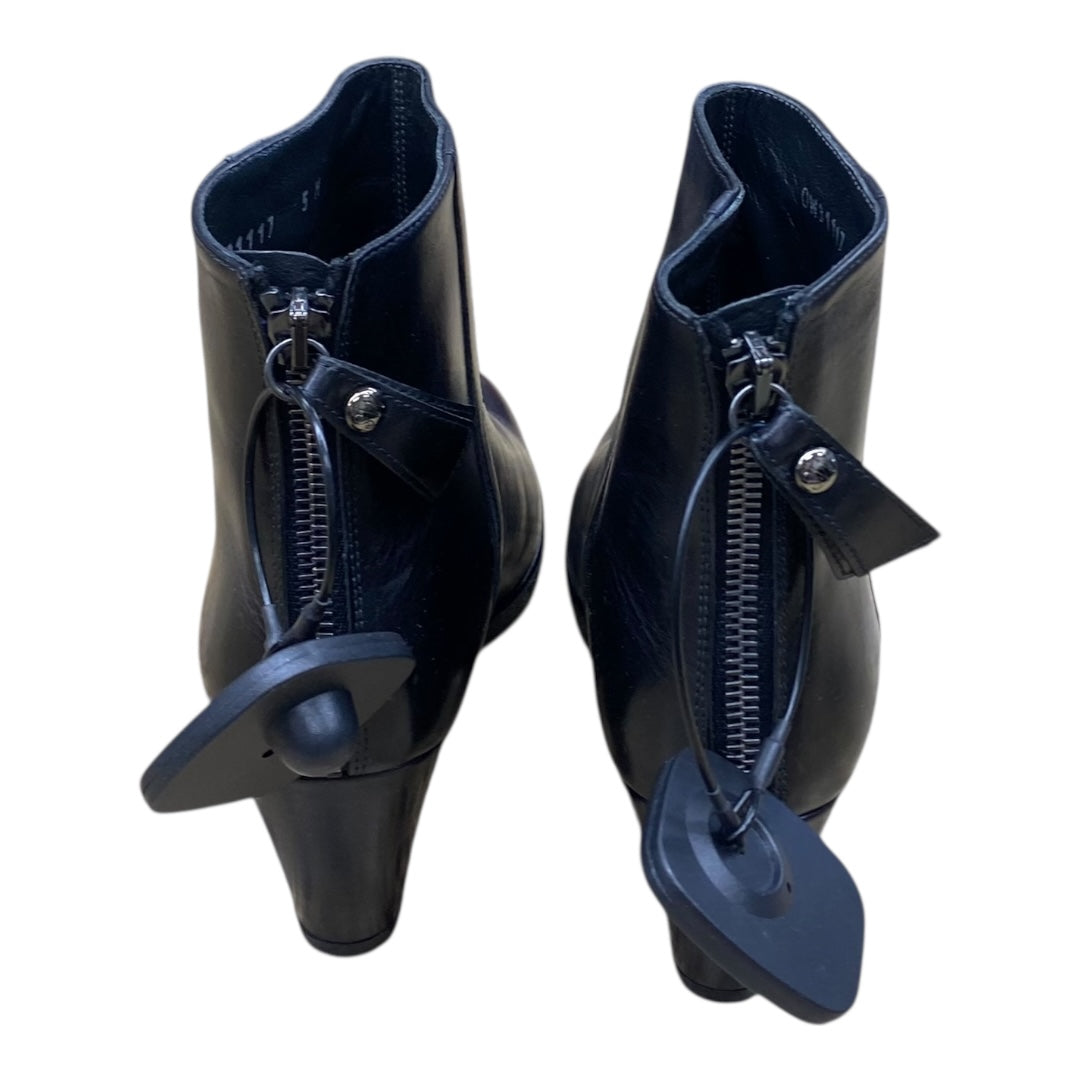 Boots Designer By Stuart Weitzman In Black, Size:5
