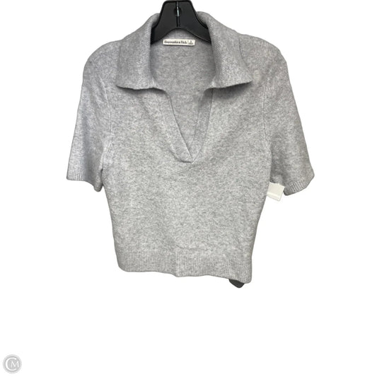 Top Short Sleeve By Abercrombie And Fitch In Grey, Size: M
