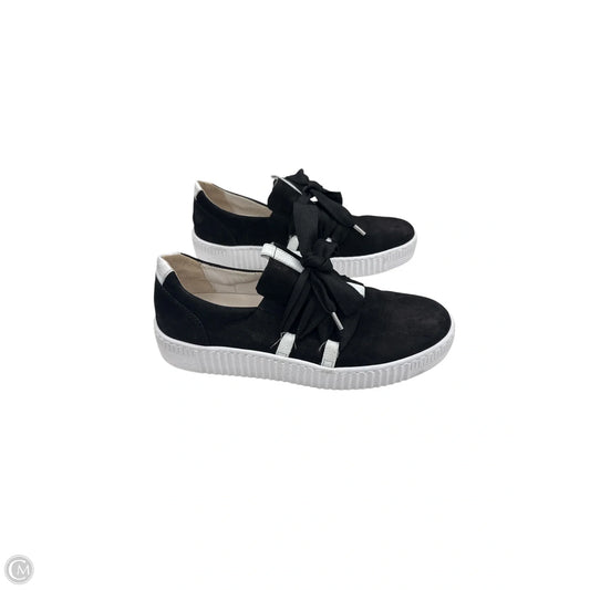Shoes Sneakers By Clothes Mentor In Black & White, Size: 5.5