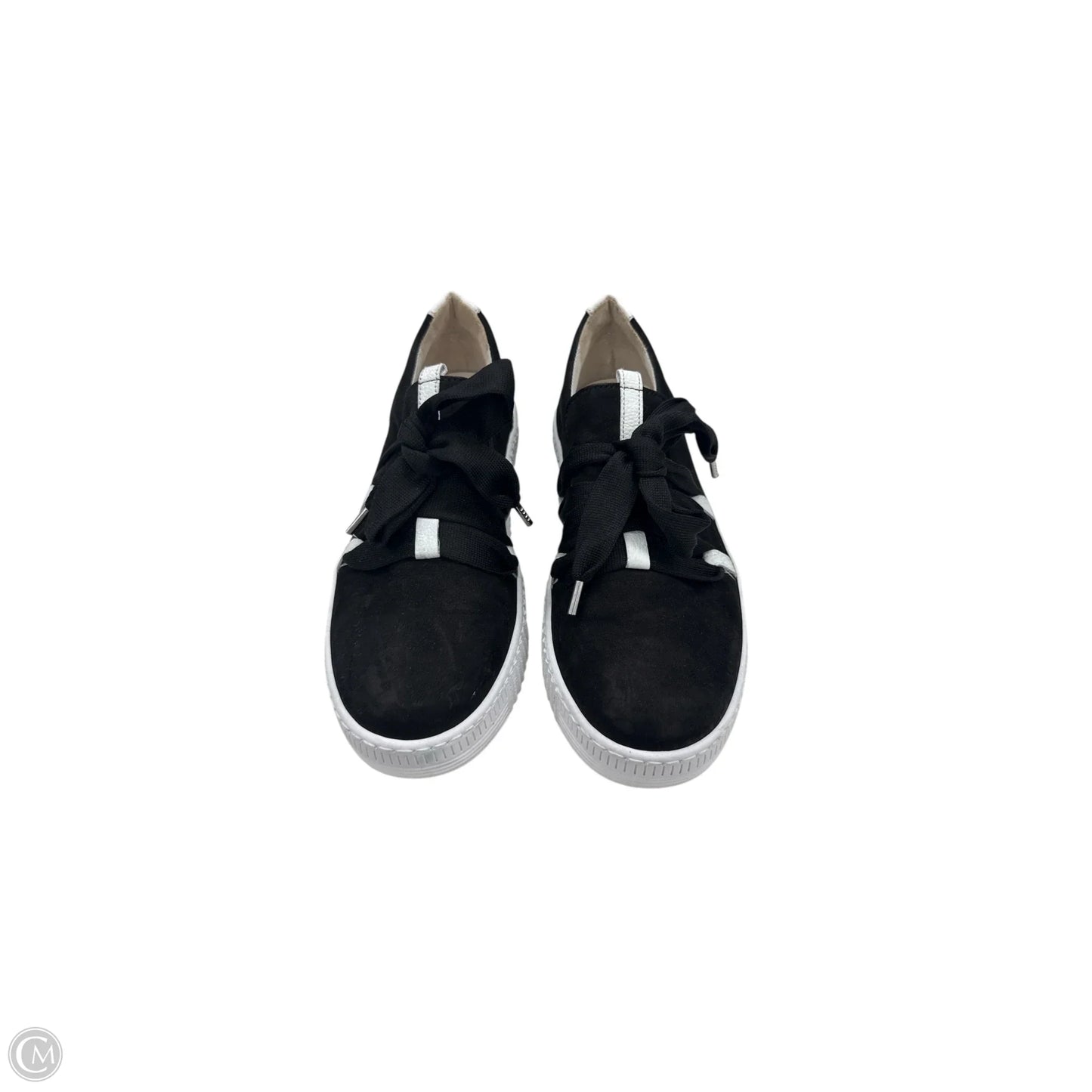 Shoes Sneakers By Clothes Mentor In Black & White, Size: 5.5