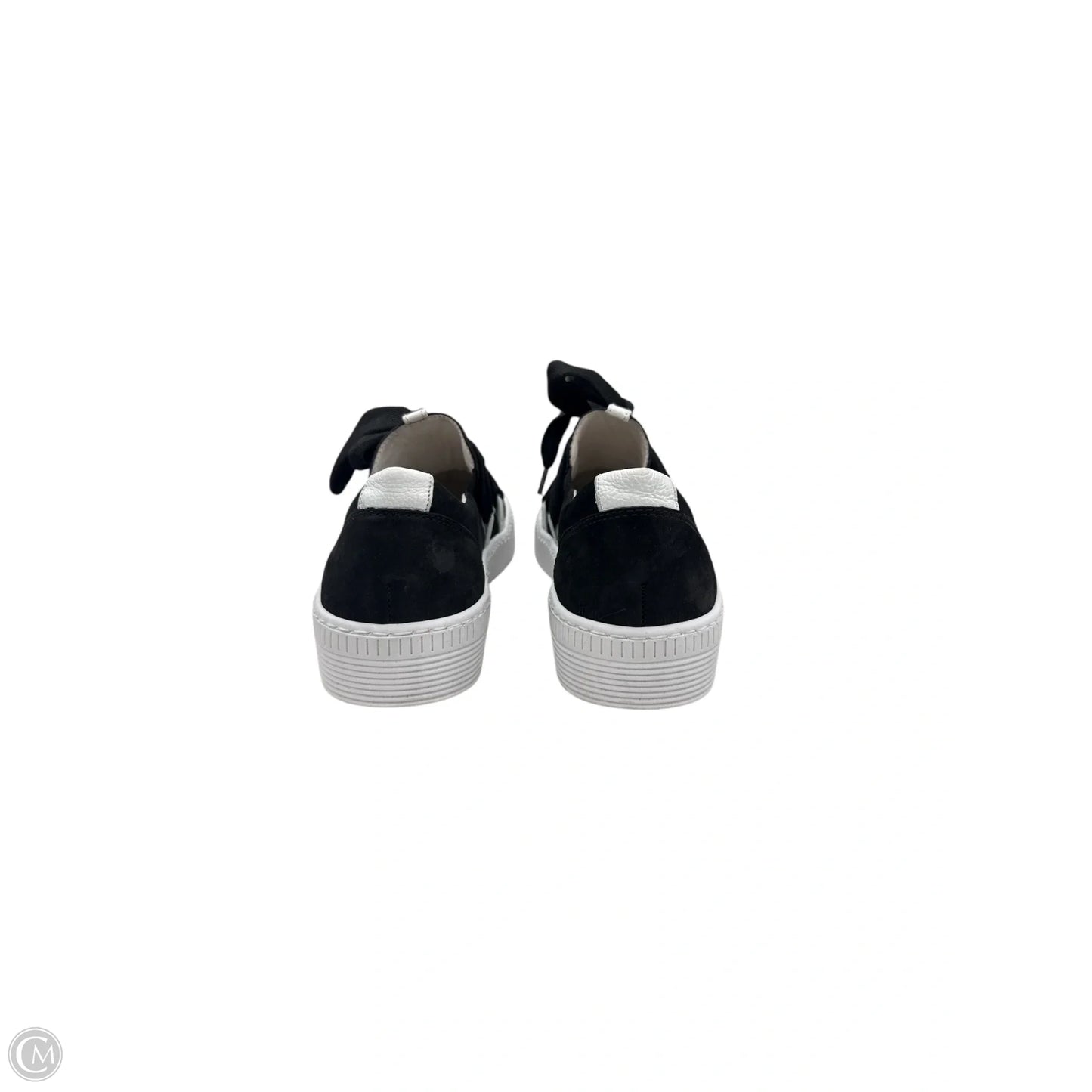 Shoes Sneakers By Clothes Mentor In Black & White, Size: 5.5
