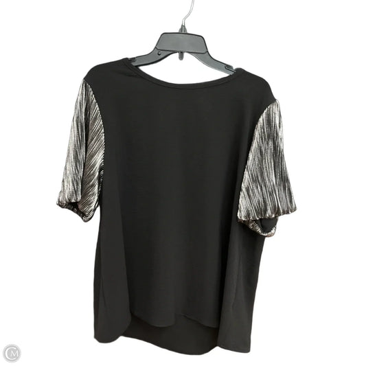 Top Short Sleeve By Chicsoul In Black, Size: 1x
