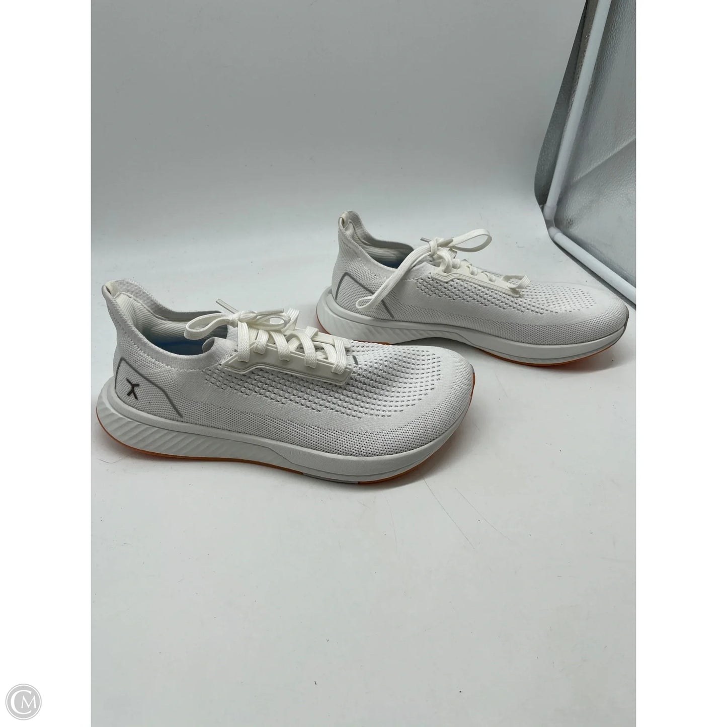 Shoes Athletic By Cmb In White, Size: 10
