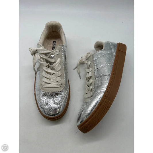Shoes Sneakers By Cushionaire In Silver, Size: 9