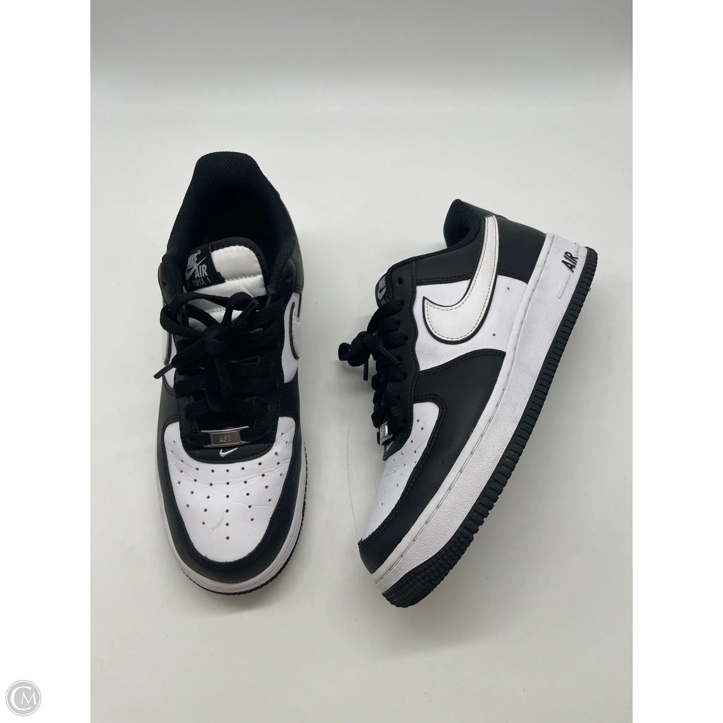 Shoes Sneakers By Nike In Black & White, Size: 8