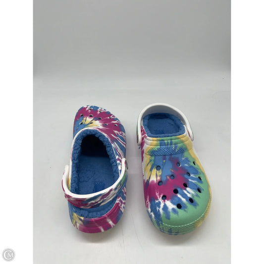 Shoes Flats By Crocs In Multi-colored, Size: 7