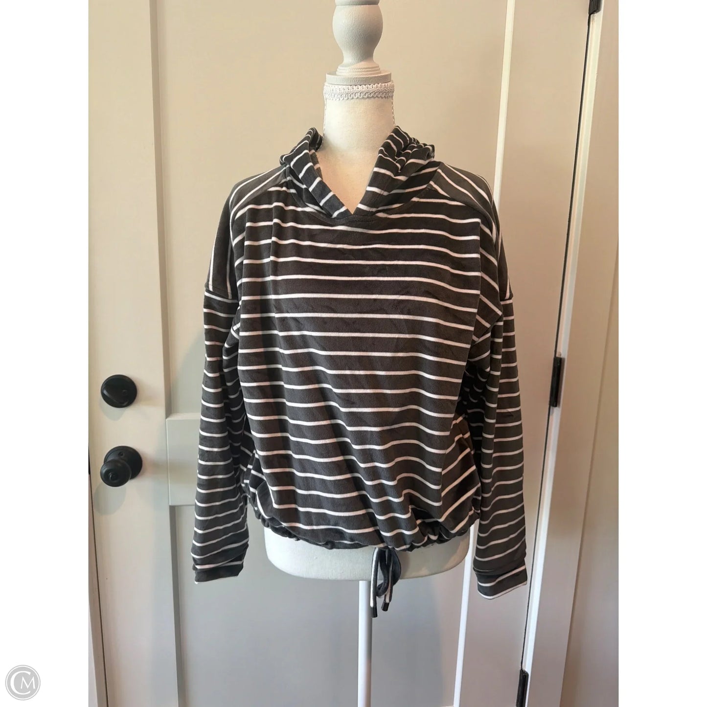 Sweatshirt Hoodie By Cable And Gauge In Grey, Size: S