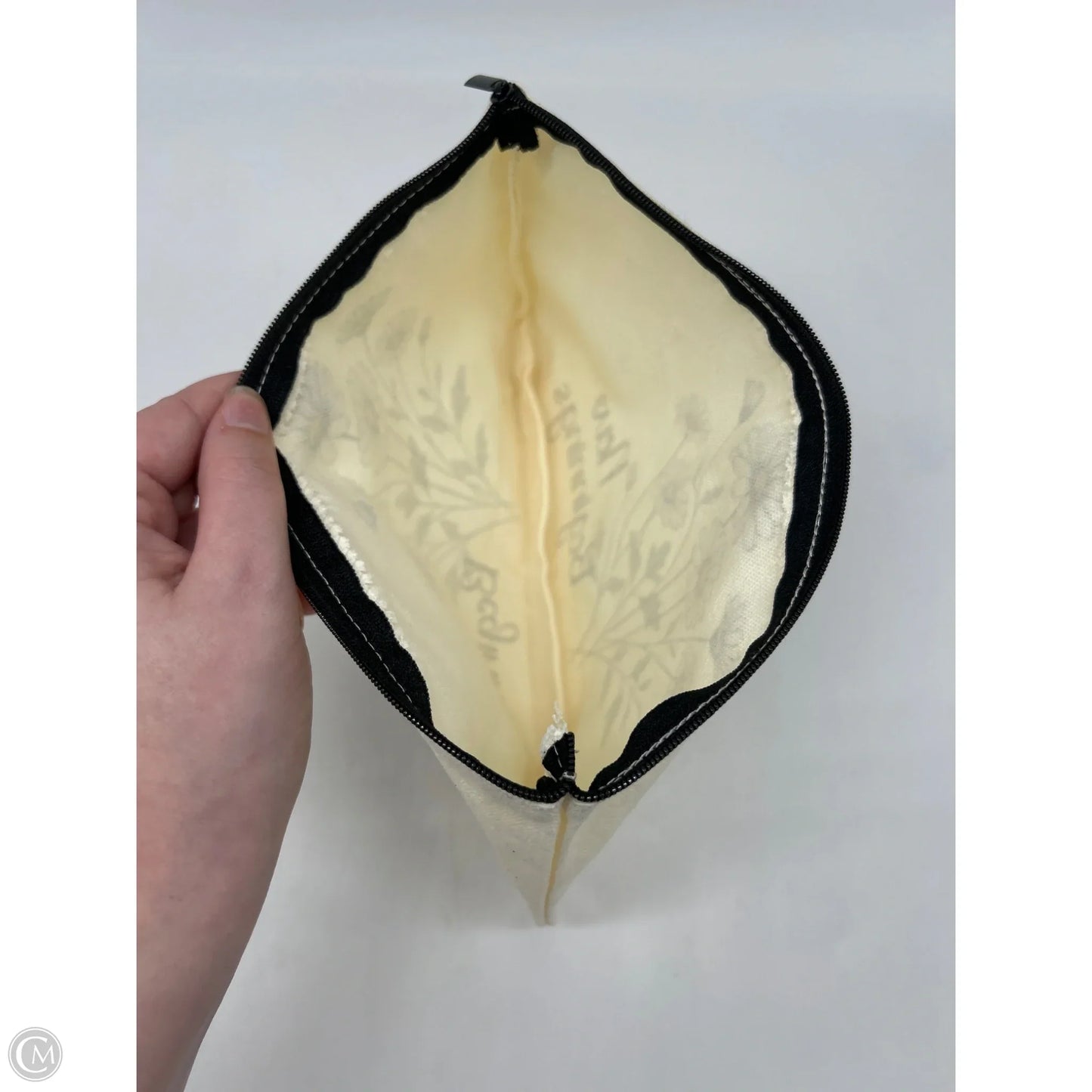 Makeup Bag By Clothes Mentor, Size: Medium