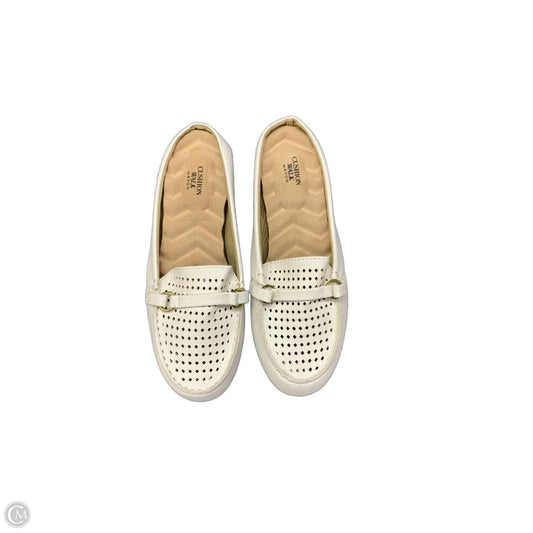 Shoes Flats By Avon In White, Size: 6
