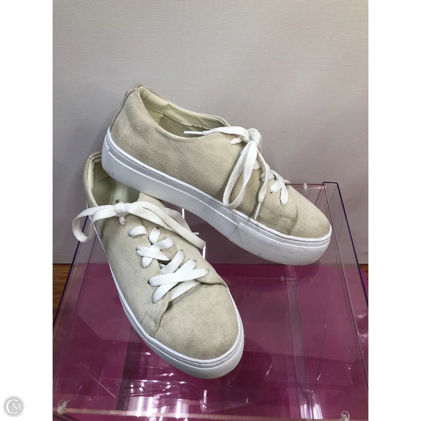 Shoes Sneakers By Clothes Mentor In Beige, Size: 7
