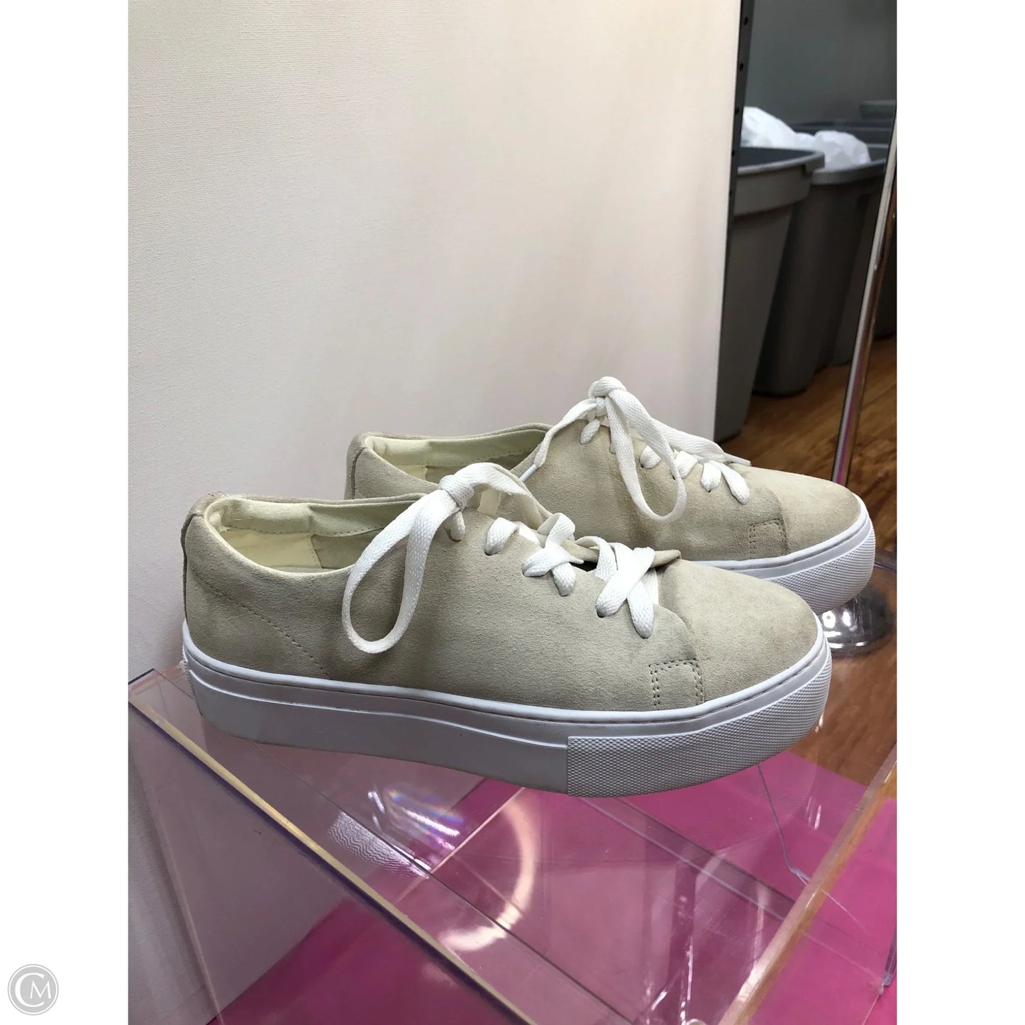 Shoes Sneakers By Clothes Mentor In Beige, Size: 7