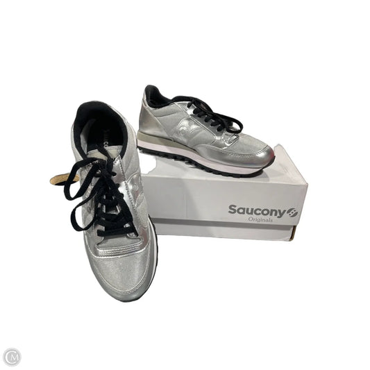 Shoes Sneakers By Clothes Mentor In Silver, Size: 7