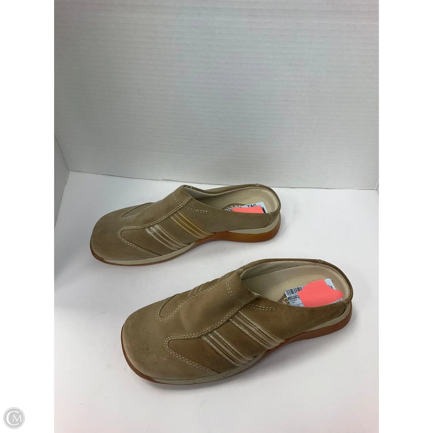 Shoes Flats By Skechers In Tan, Size: 7