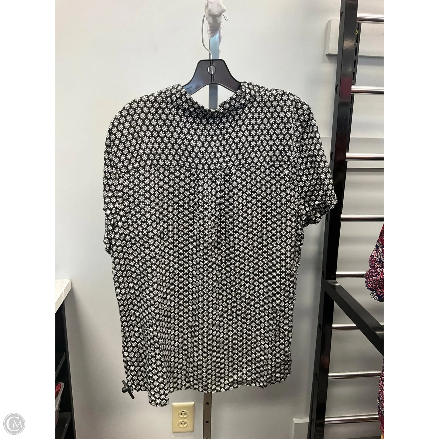 Top Short Sleeve By Croft And Barrow In Black & White, Size: L