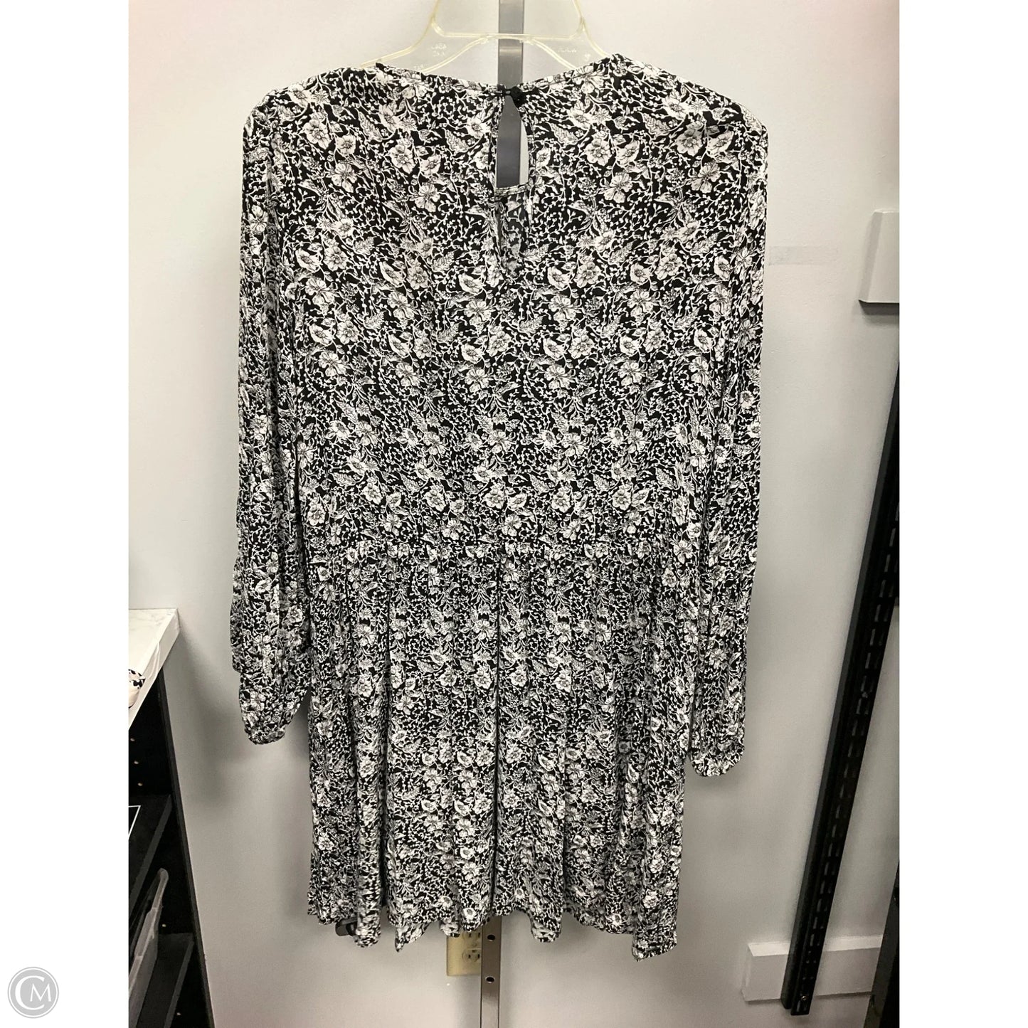 Dress Casual Short By Banana Republic In Black & White, Size: 12
