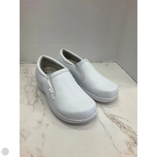 Shoes Flats By Clothes Mentor In White, Size: 9