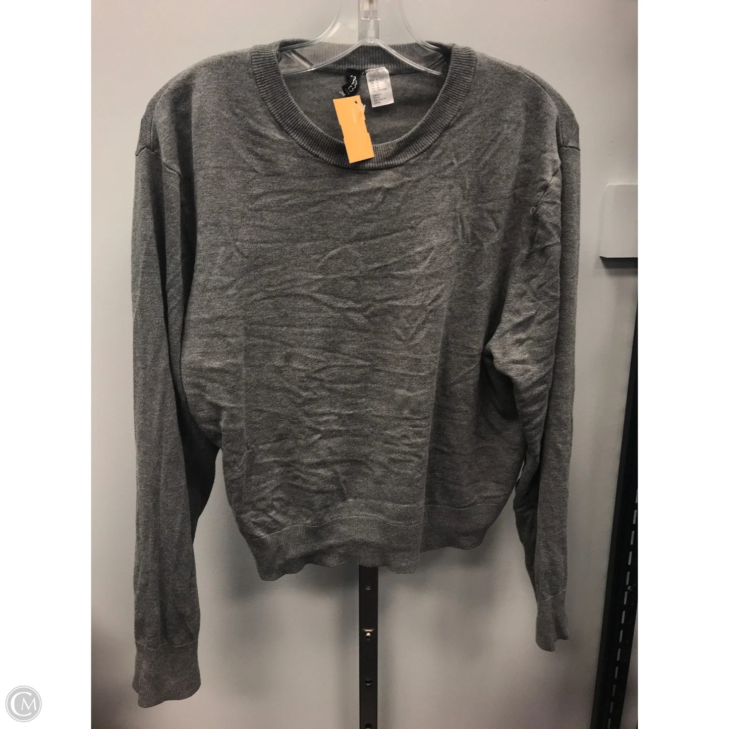 Top Long Sleeve By Divided In Grey, Size: M