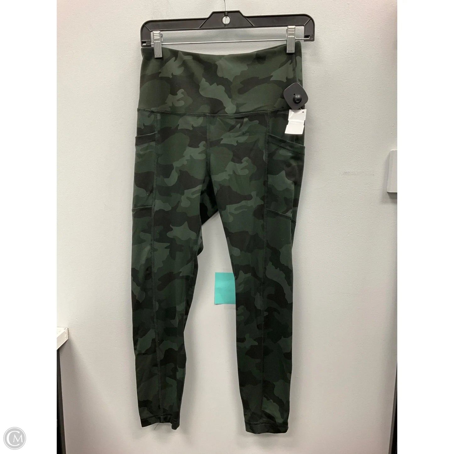 Athletic Leggings By Yogalicious In Camouflage Print, Size: M