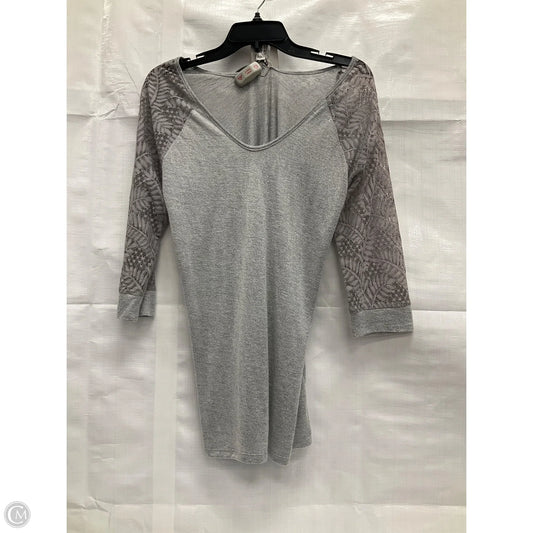 Top Short Sleeve By Simply Noelle In Grey, Size: S