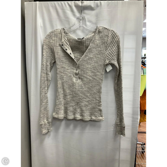 Top Long Sleeve By Old Navy In Grey, Size: S