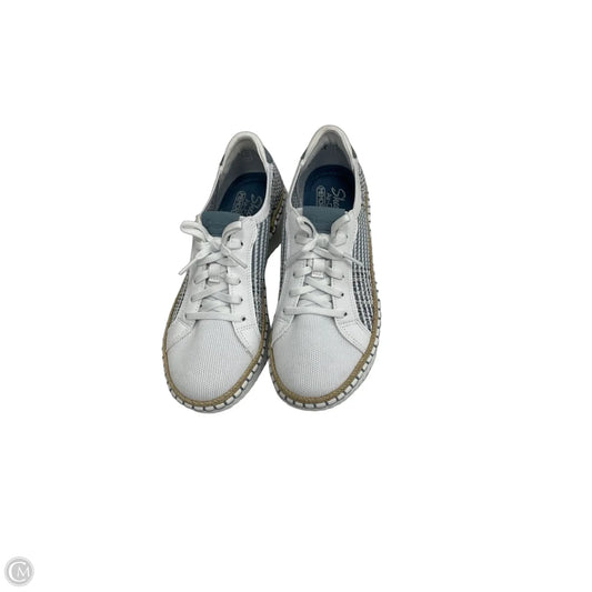 Shoes Sneakers By Skechers In Blue & White, Size: 8