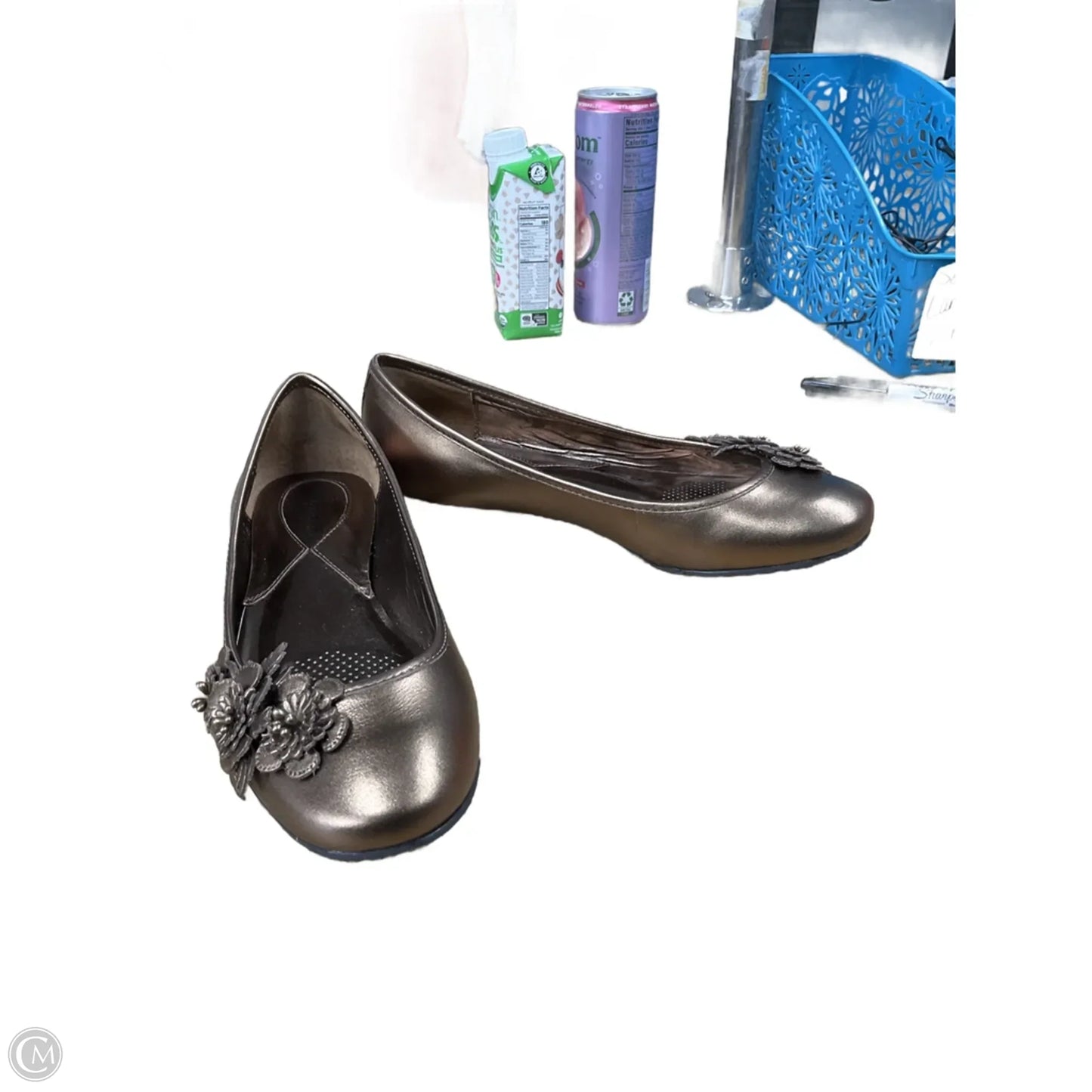 Shoes Flats By Clothes Mentor In Bronze, Size: 6