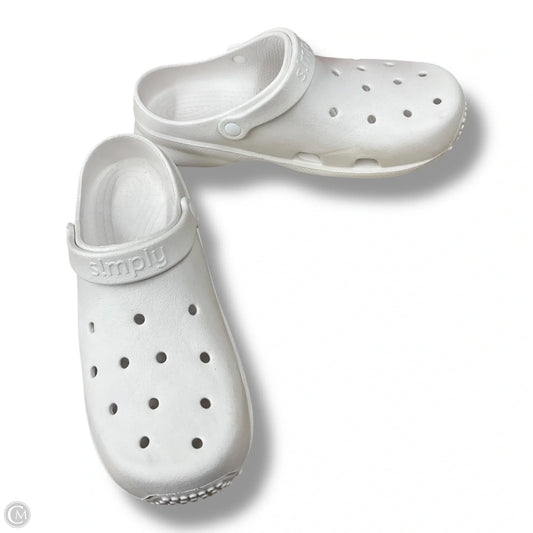 Shoes Flats By Clothes Mentor In White, Size: 11