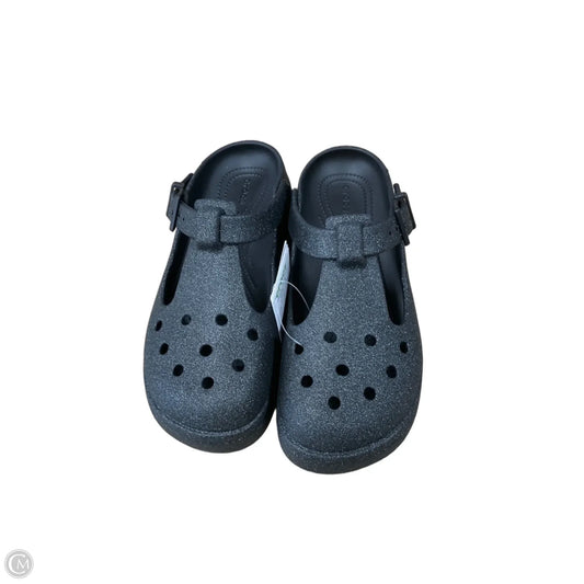 Shoes Flats By Crocs In Black, Size: 9