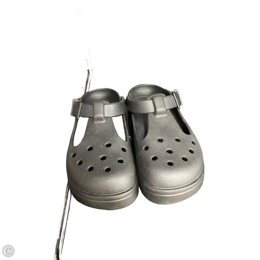 Shoes Flats By Crocs In Black, Size: 6