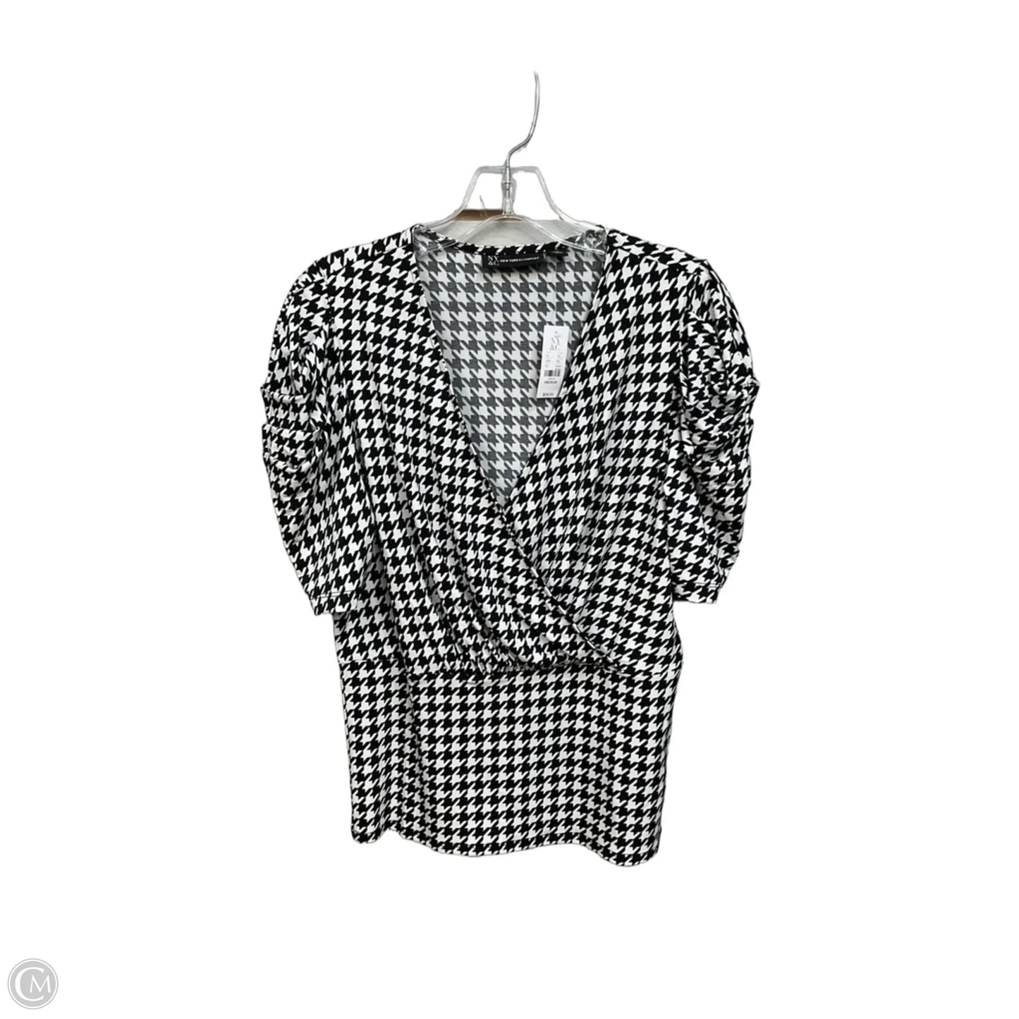 Top Short Sleeve By New York And Co In Geometric Pattern, Size: M