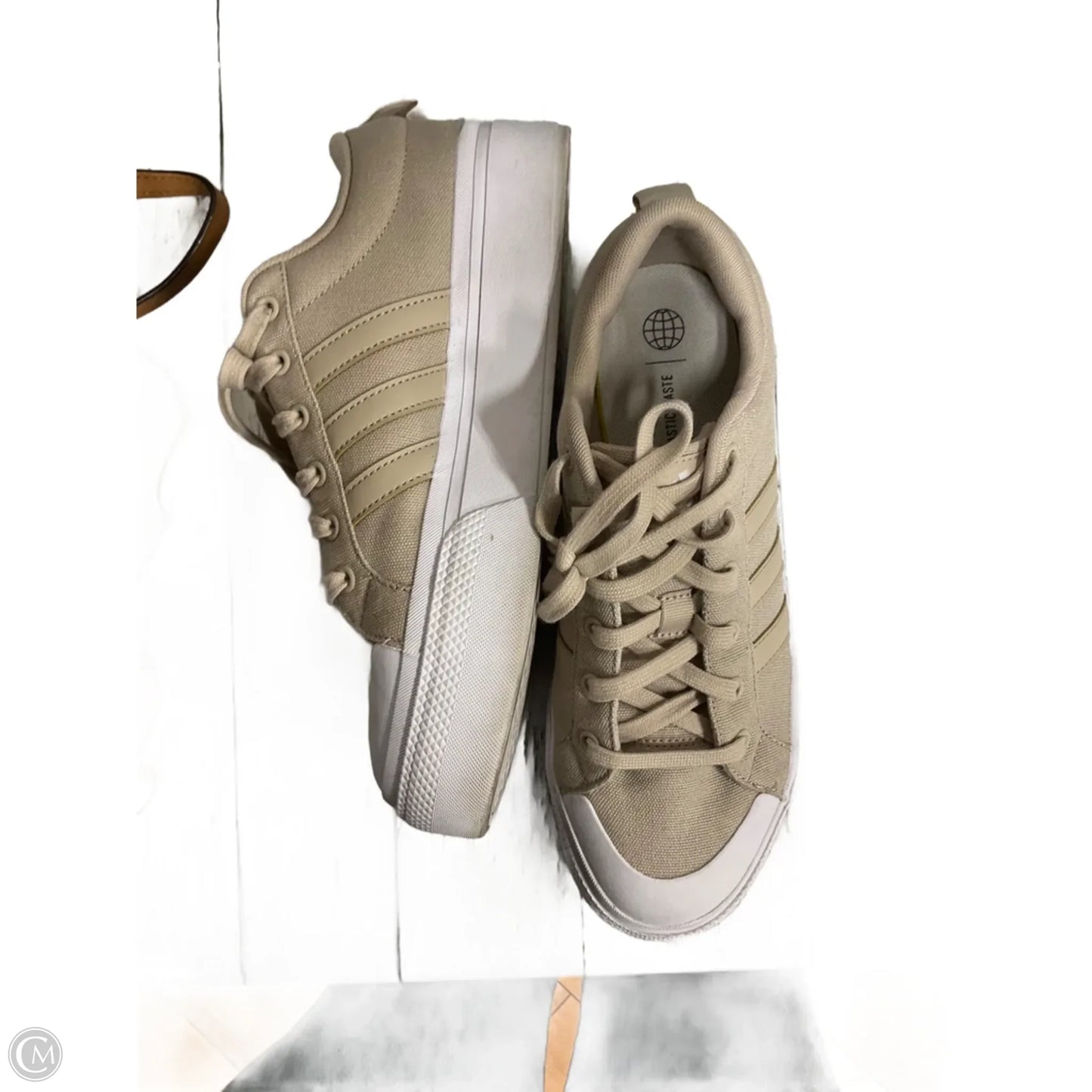 Shoes Sneakers By Clothes Mentor In Tan, Size: 10.5