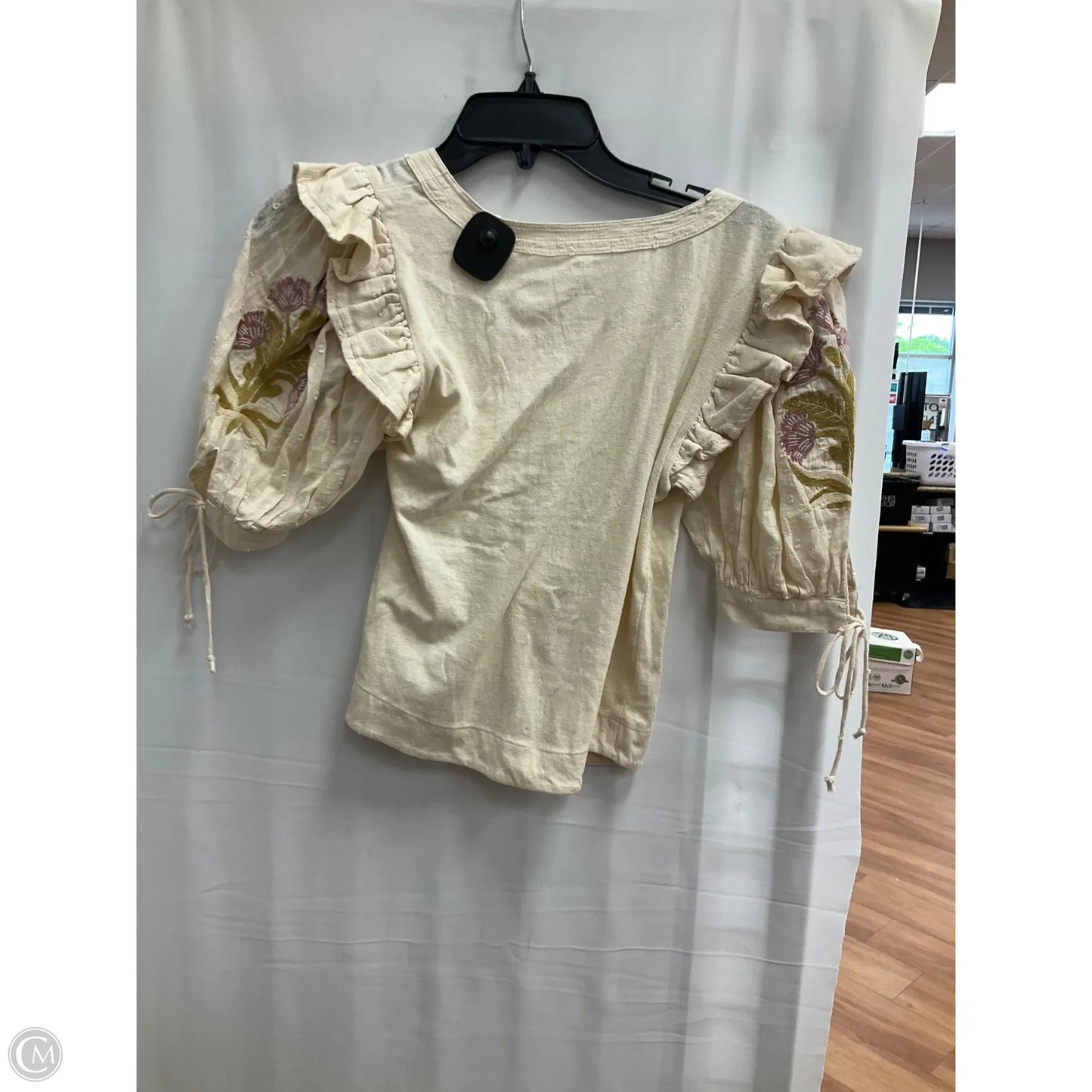 Top Short Sleeve By Anthropologie In Cream, Size: Xs
