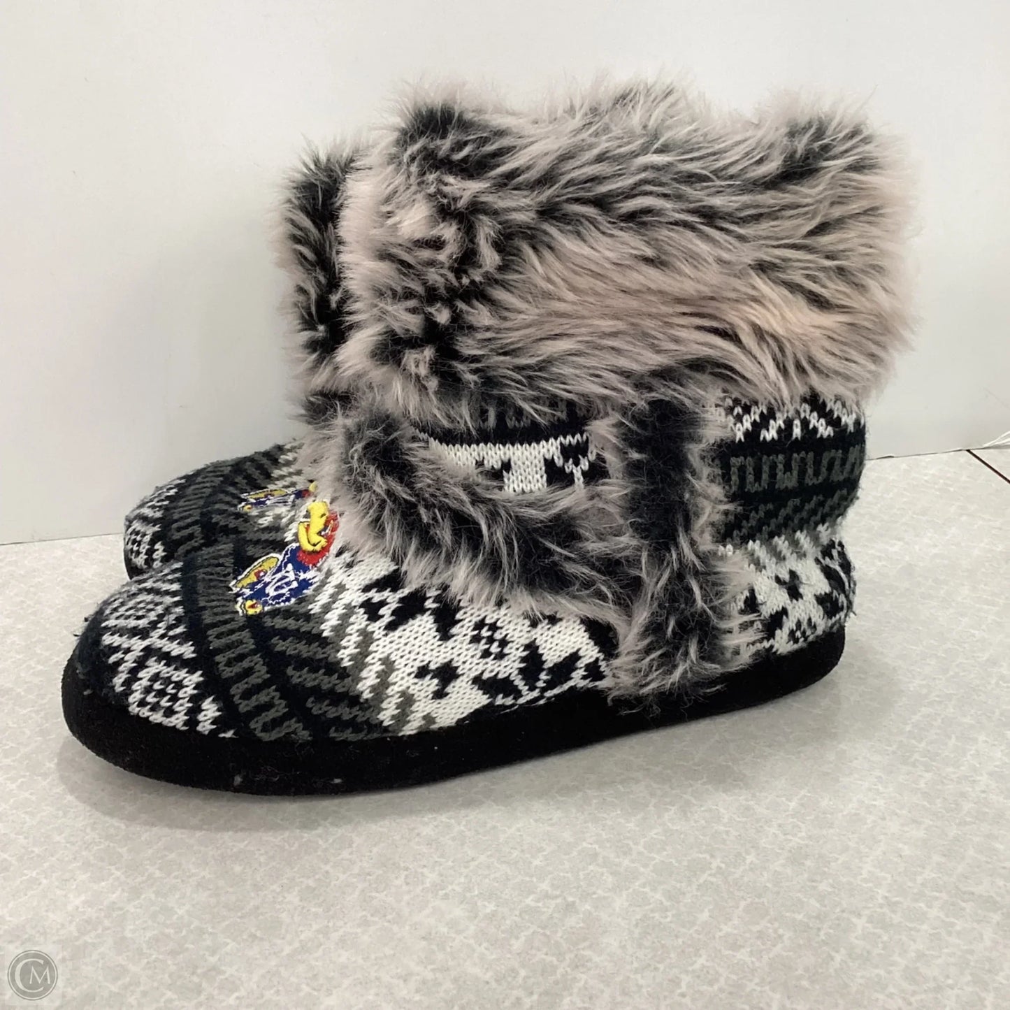 Slippers By Clothes Mentor In Black & Grey