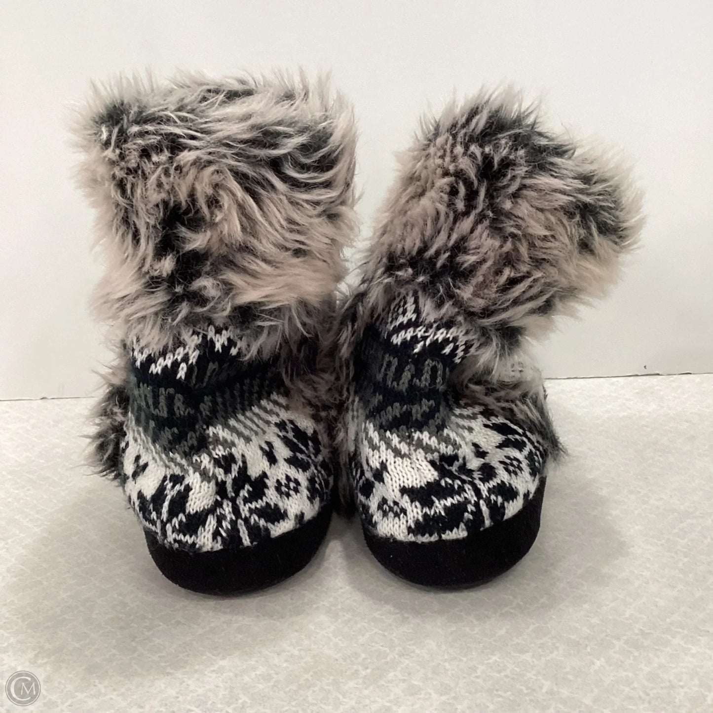 Slippers By Clothes Mentor In Black & Grey