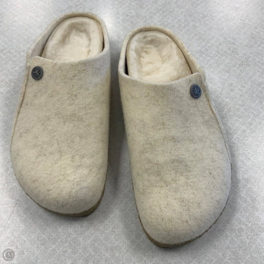Shoes Flats By Birkenstock In cream , Size: 6
