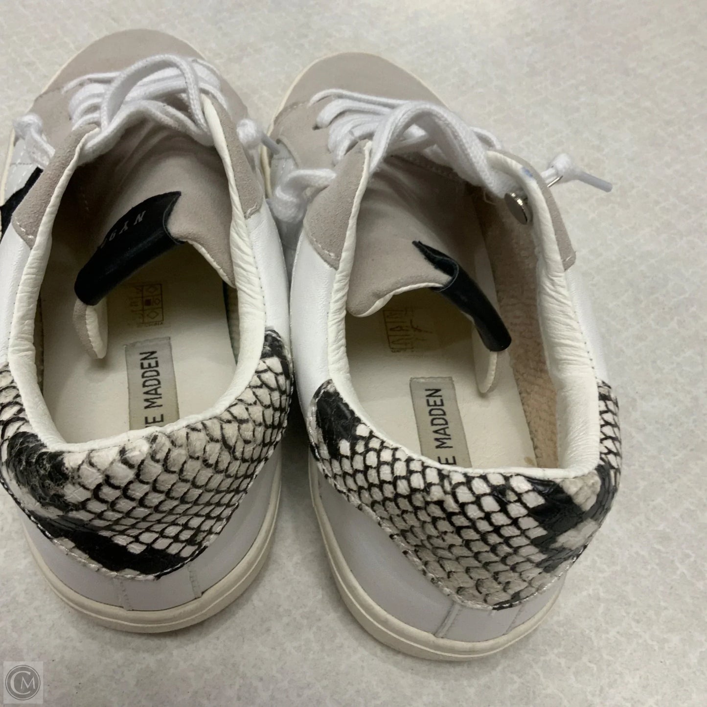 Shoes Sneakers By Steve Madden In White, Size: 10