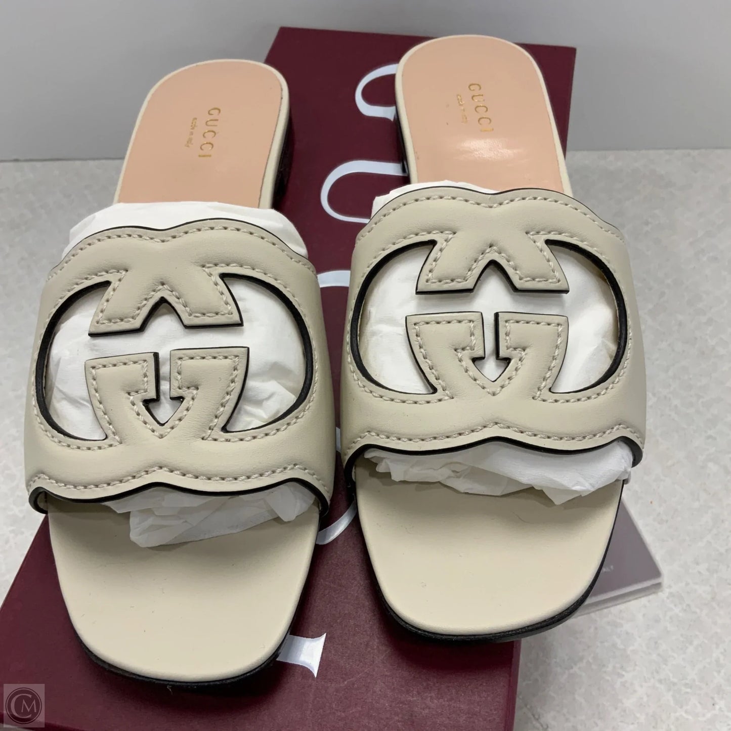 Shoes Luxury Designer By Gucci In Cream, Size: 8.5