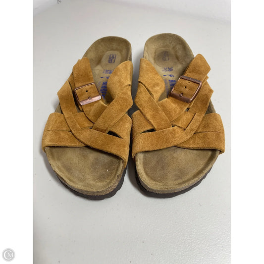 Sandals Flats By Birkenstock In Tan, Size: 7