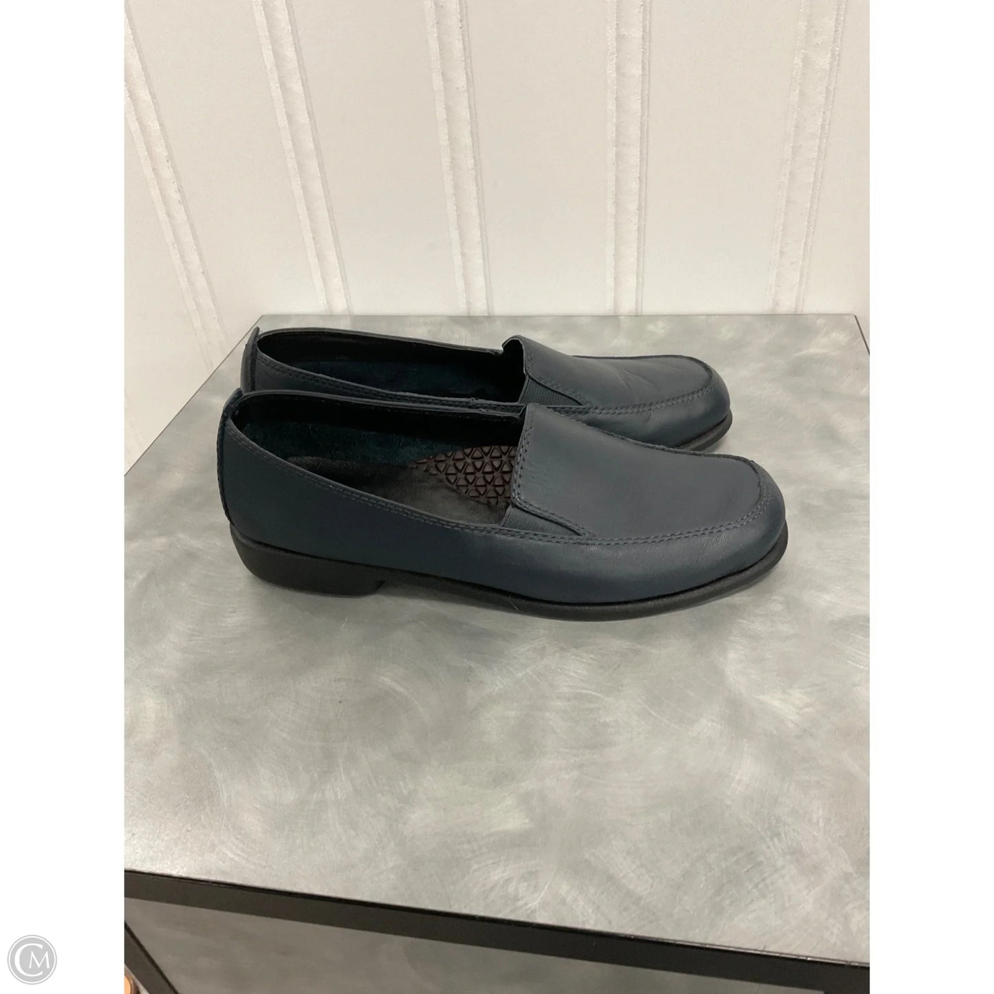 Shoes Flats By Hush Puppies In Navy, Size: 6