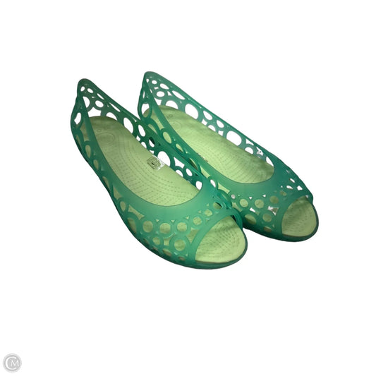 Shoes Flats By Crocs In Green, Size: 10