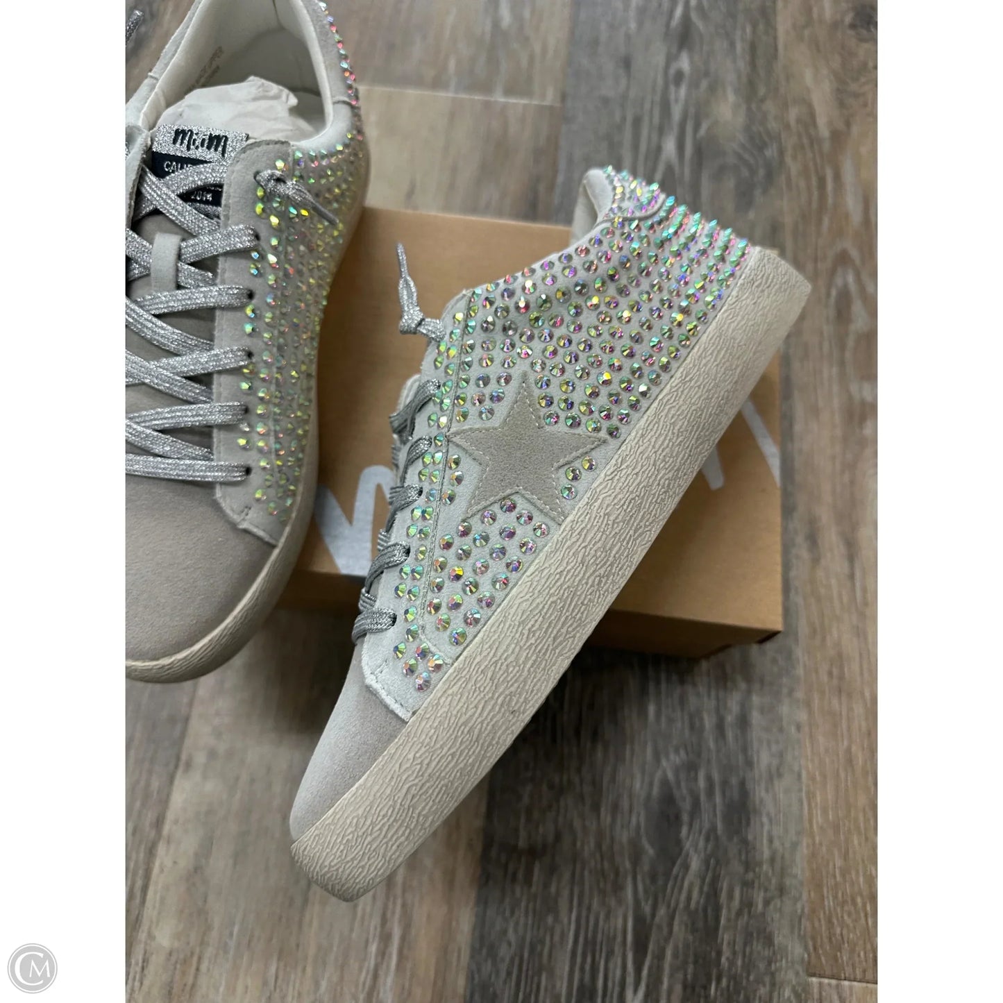 Shoes Sneakers By Mi Im In Silver, Size: 8.5