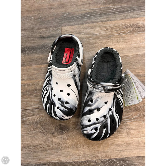 Shoes Flats By Crocs In Multi-colored, Size: 8