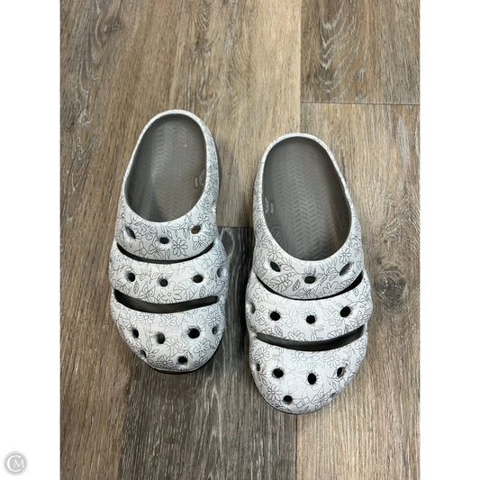 Shoes Flats By Keen In Grey, Size: 7