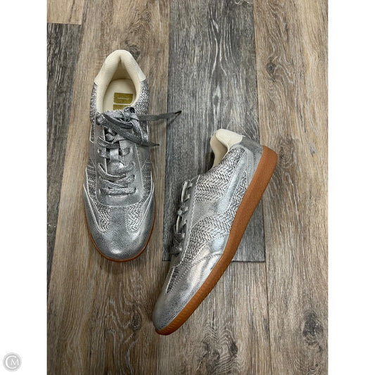 -Shoes Sneakers By Dirty Laundry In Silver, Size: 10