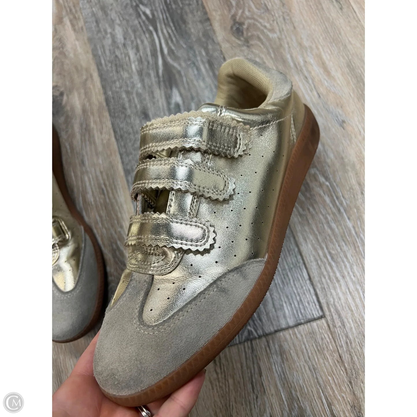 Shoes Sneakers By Steve Madden In Gold, Size: 10